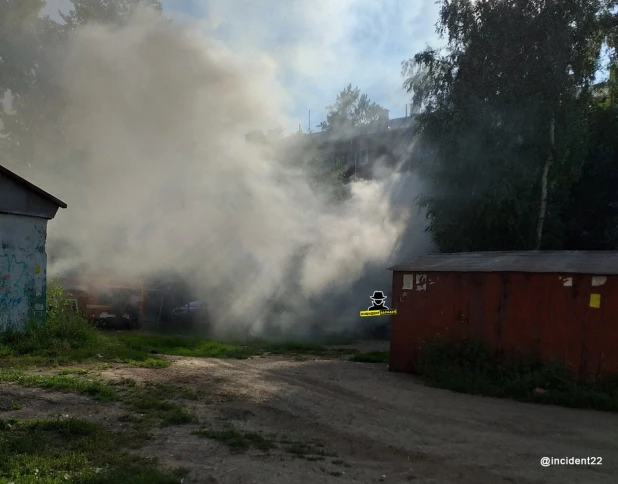 На детской площадке в Барнауле сгорел автомобиль.