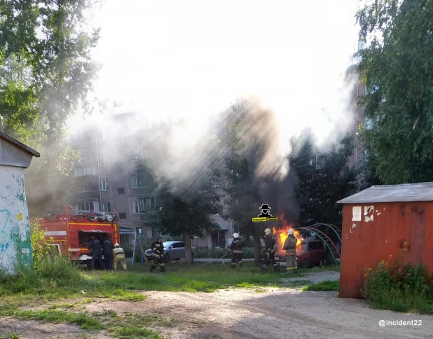 На детской площадке в Барнауле сгорел автомобиль.