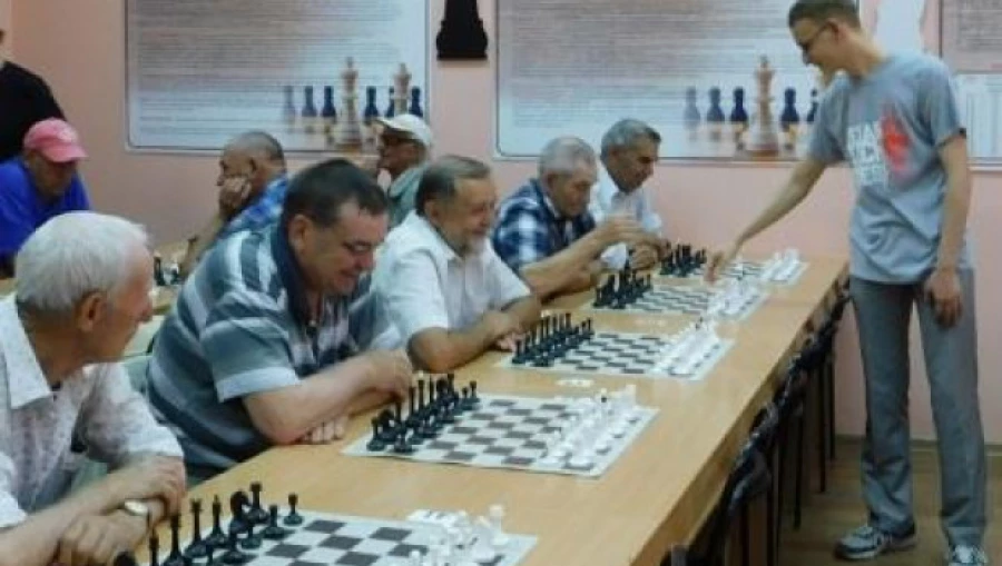 Алексей Сорокин играет с пенсионерами.