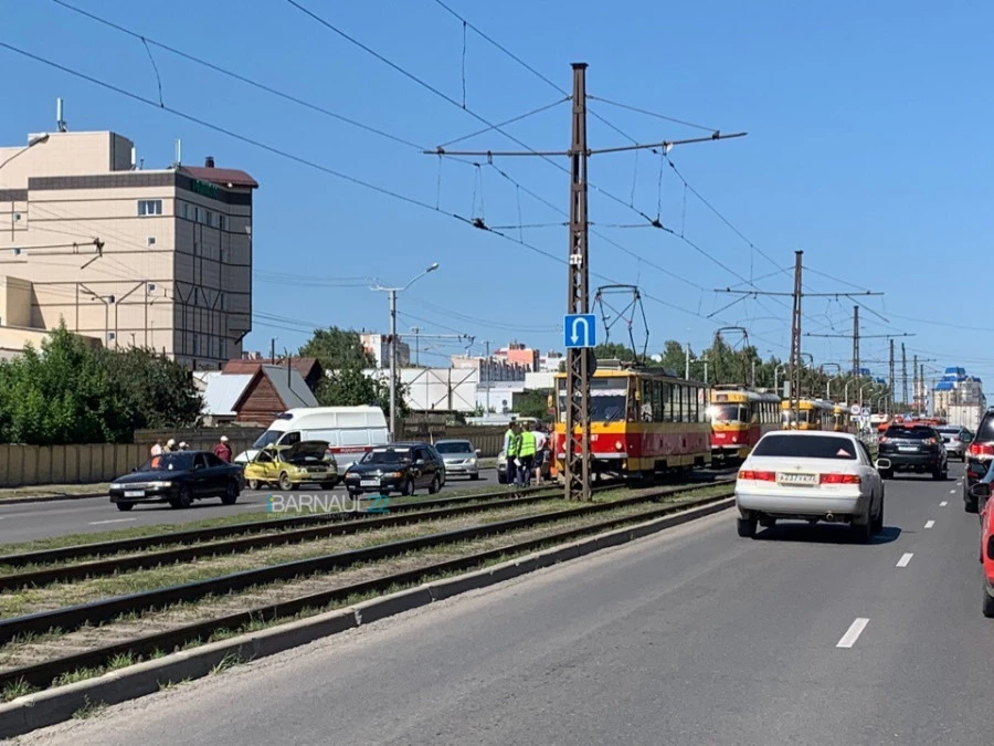 ДТП с трамваем на ул. Малахова.