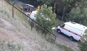 Трактор упал с моста в Барнауле.