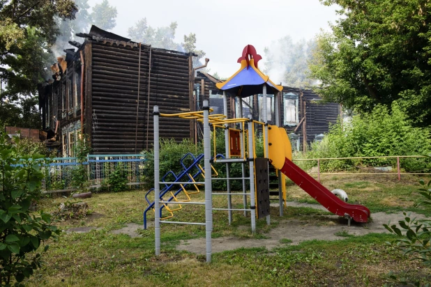 В Барнауле сгорело здание старой музыкальной школы.