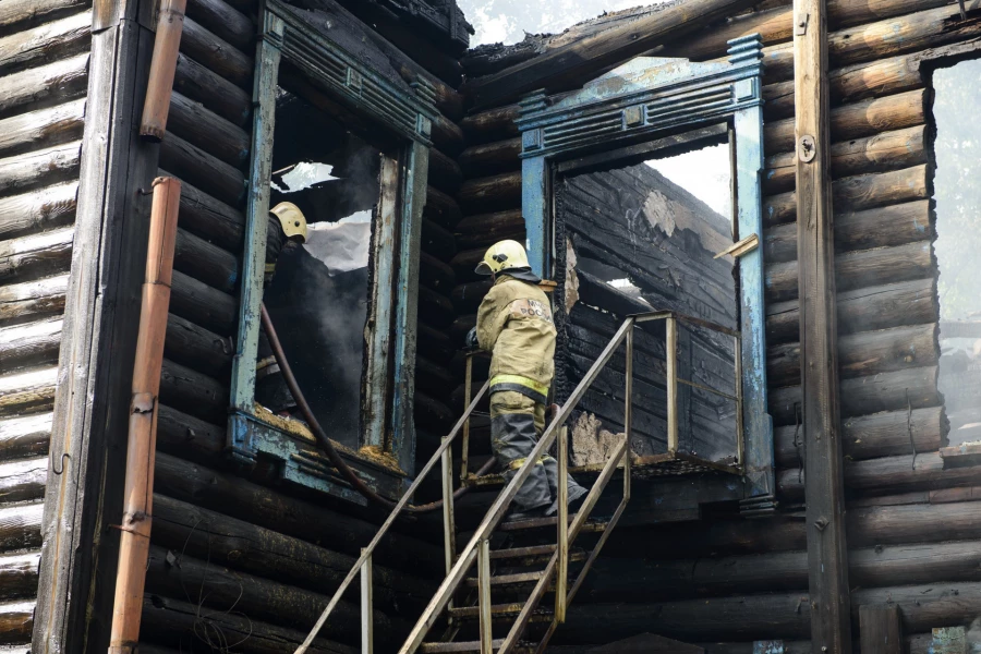 В Барнауле сгорело здание старой музыкальной школы.