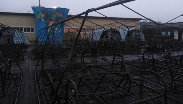 Палатки детского лагеря выгорели полностью.
