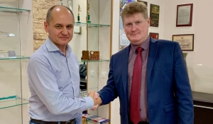 Директор ООО «Фирсова Слобода» М. И. Кочетов (слева) и генеральный директор ОАО «СЗ «БКС» А. С. Канаков (справа). 