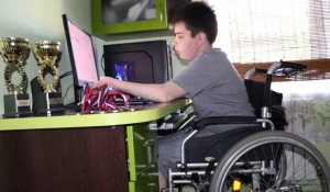 «Ростелеком» подарил компьютер подопечному детского фонда.