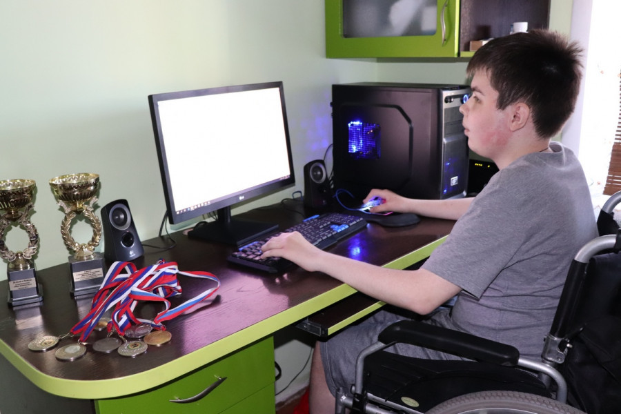 Подписчиков на компе. Подари компьютер. Дарить компьютер. Подарили компьютер. Инвалид за компьютером.