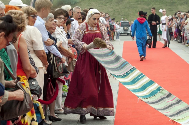 Звездные гости Шукшинского фестиваля-2019 прошли по красной дорожке.