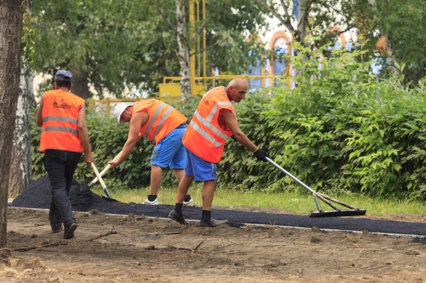 Благоустройство аллеи на улице Георгия Исакова.