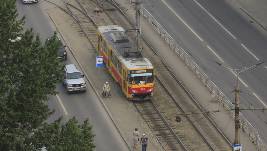 Женщина, которую сбил трамвай в Барнауле, отряхнулась и пошла по своим делам
