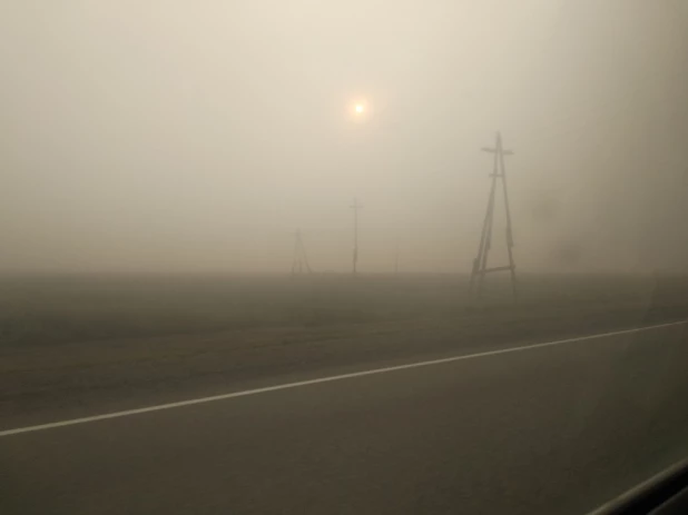 Туман и смог на трассе в Горный Алтай.