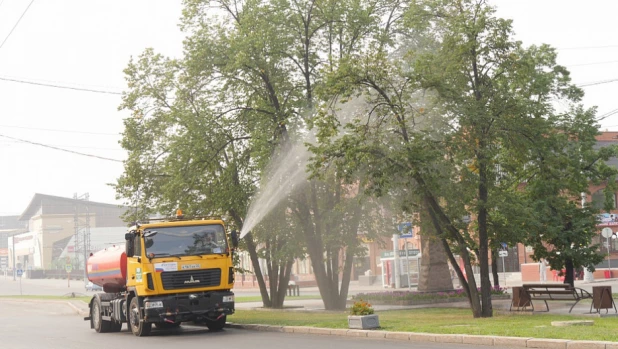 Полив деревьев. Благоустройство.