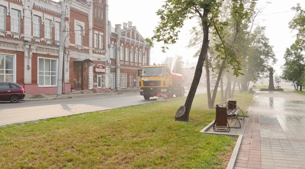 Полив деревьев. Благоустройство.