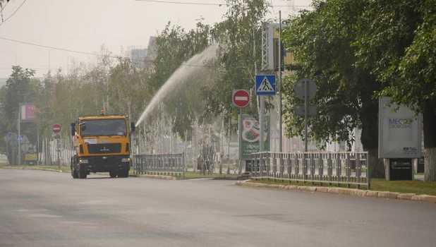 Полив деревьев. Благоустройство.