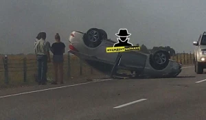 На трассе автомобиль перевернулся на крышу.