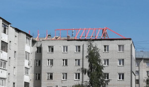 На пострадавшей пятиэтажке в Барнауле восстанавливают крышу.