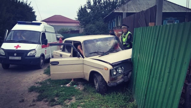 В Бийске пьяная женщина с ребенком въехала в забор.