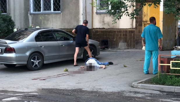 В Бийске 1 августа 2019 мужчина выпал из окна