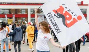 Барнаульская радиостанция ENERGY подарила велосипед своей слушательнице.