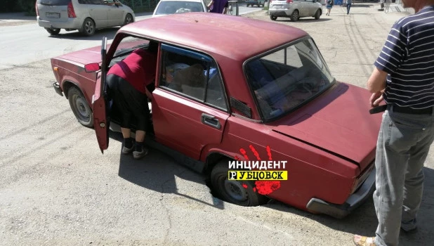 В Рубцовске на дороге образовалась глубокая яма