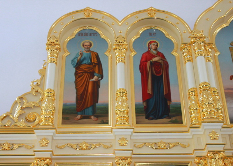 Иконостас в реставрируемой церкви в Курье.