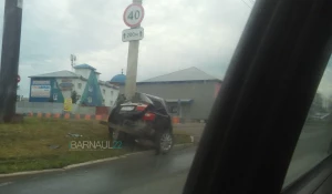 Toyota Camry "обняла" столб в Барнауле.