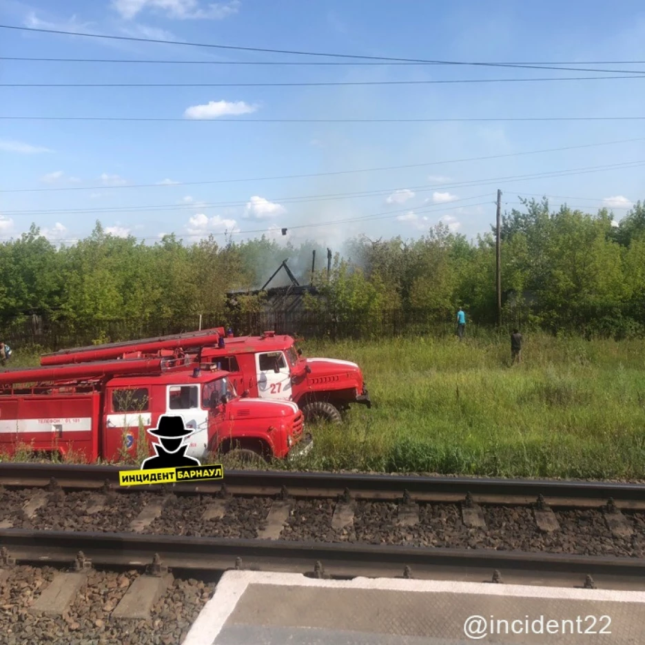 В Новоалтайске пожар полностью уничтожил дом