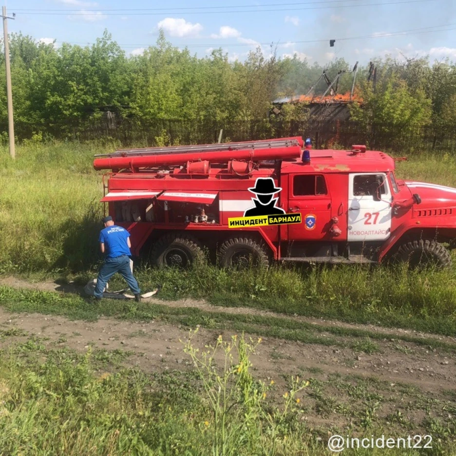 В Новоалтайске пожар полностью уничтожил дом