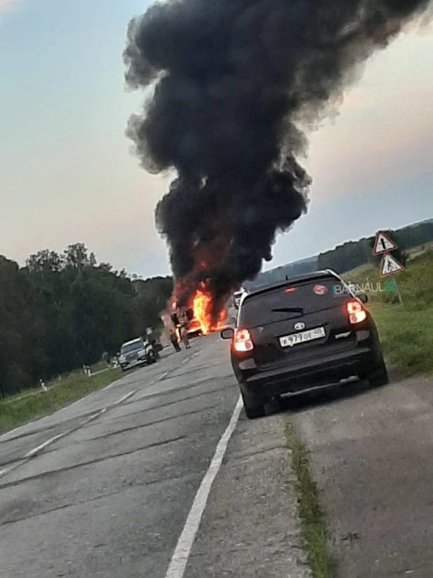 В Алтайском крае на трассе сгорел автокран.