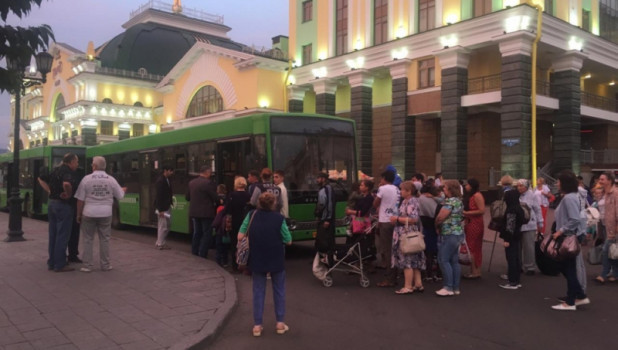 В Красноярск прибыли эвакуированные из зоны ЧС.