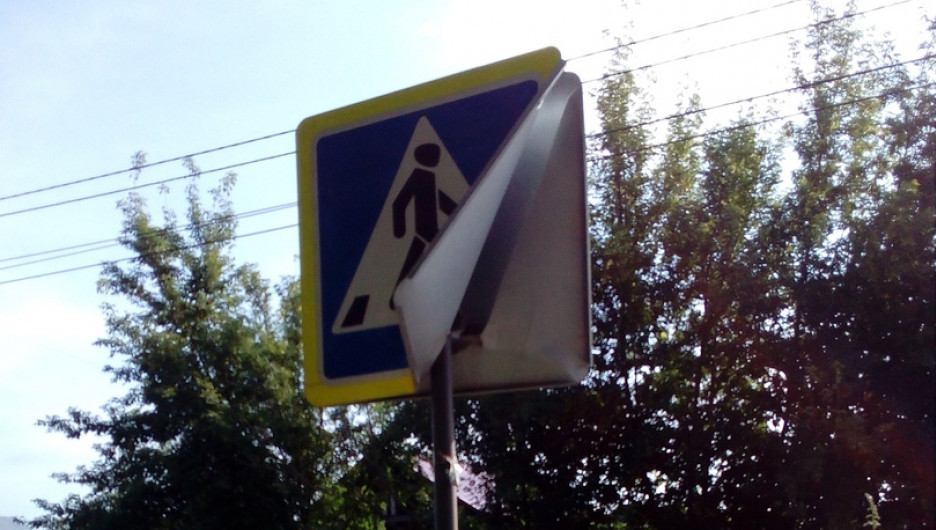 В Бийске погнулись дорожные знаки.