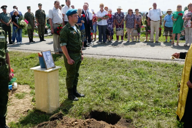 Захоронение праха Евгения Доильницына в Заринске 7 августа.