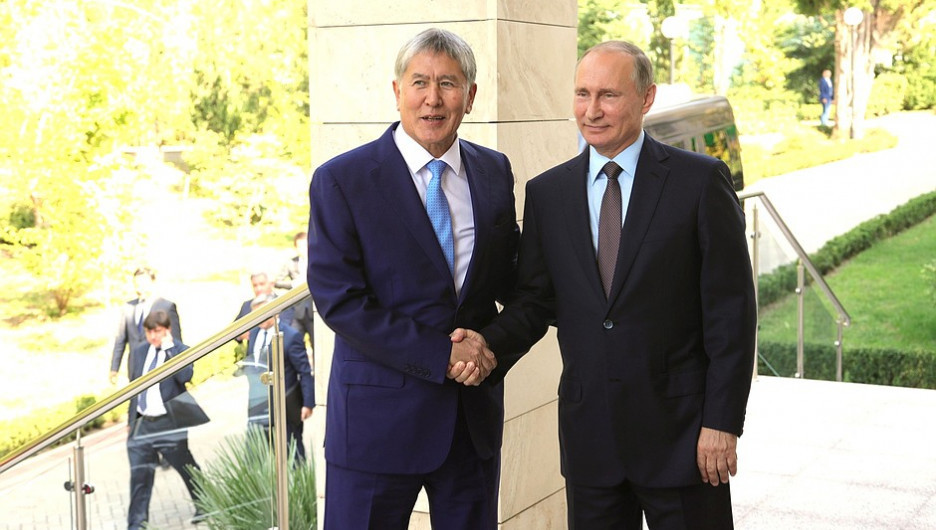Владимир Путин и экс-президент Кргизии Алмазбек Атамбаев.