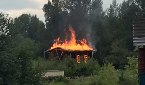 В Бийске сгорел домик.