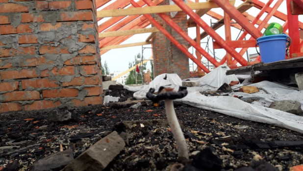 Крыша пострадавшего в пожаре дома на Северном Власихинском проезде, 60.