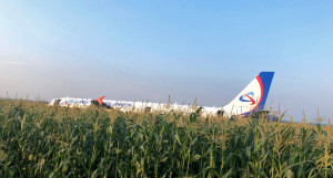 Самолет "Уральских авиалиний" А-321 совершил посадку в кукурузном поле