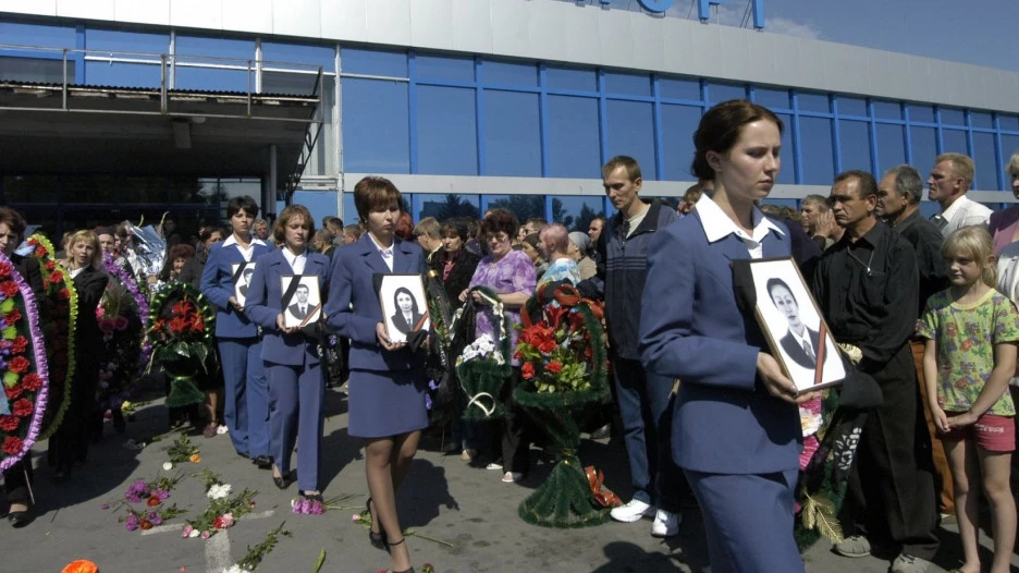 Церемония прощания с бортпроводниками в барнаульском аэропорту, 2004 год.