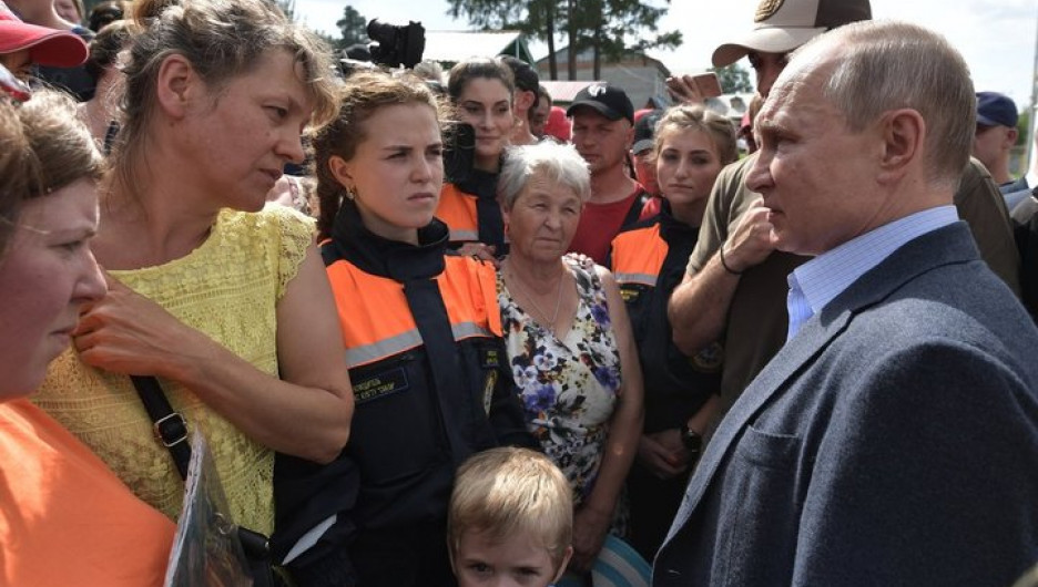 Владимир Путин на встрече с пострадавшими от наводнения в Иркутской области.
