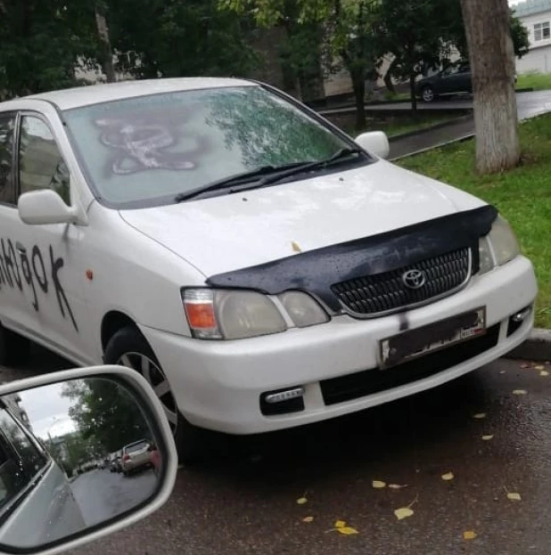 В Заринске неизвестные портят автомобили.