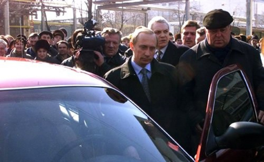 Владимир Путин сел за руль автомобиля «Волга» ГАЗ-3111, 2000 год.