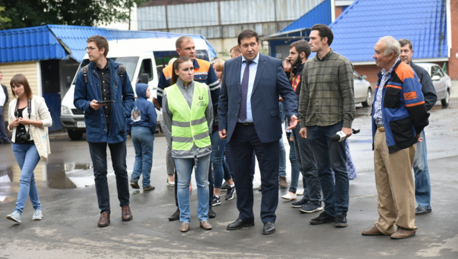 Барнаульцы вместе с министром транспорта Александром Дементьевым посмотрели, как дорожники ремонтируют улицу Заринскую.