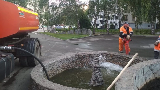 Очистка фонтана на ул. Молодежная.