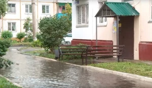 Лужи во дворах Бийска.