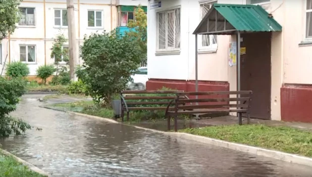 Лужи во дворах Бийска.