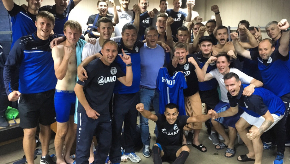 Футболисты из Новосибирска празднуют победу над "Динамо-Барнаул"