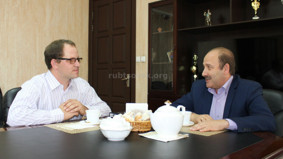 Дмитрий Федльман пьет чай с жителем Рубцовска.