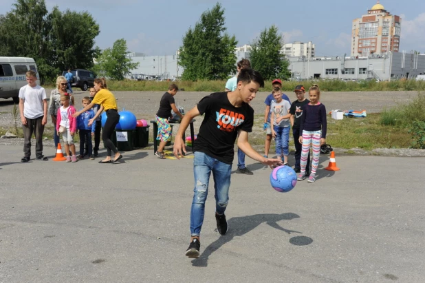 Фестиваль дворовых игр в Барнауле.