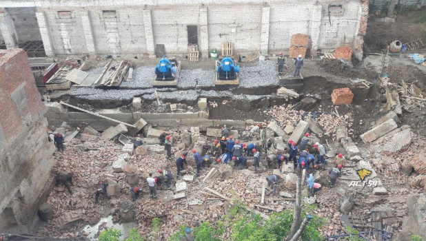 На рабочих в Новосибирске рухнула стена здания.
