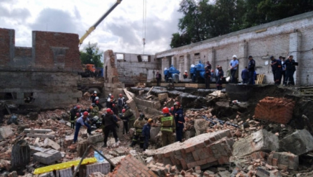 На рабочих в Новосибирске рухнула стена здания. 