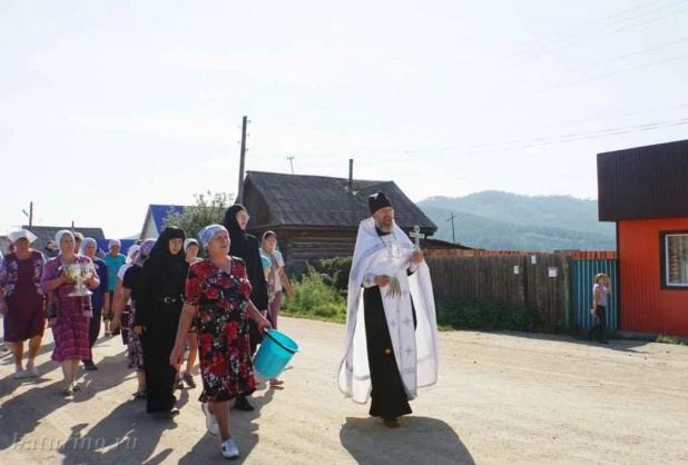 В бурятском селе борются с онкозаболеваниями во время крестного хода.